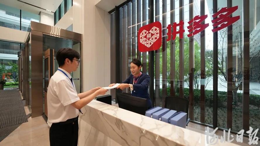 ,前台工作人员正在对接前来咨询的